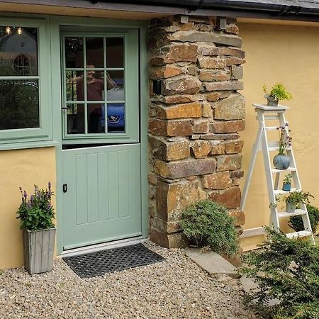 The Bothy Near Tenby, Big Projector Screen, Four-Poster Bed, On-Site Hot Tub Access Via Spa Pack, Breakfast Extérieur photo