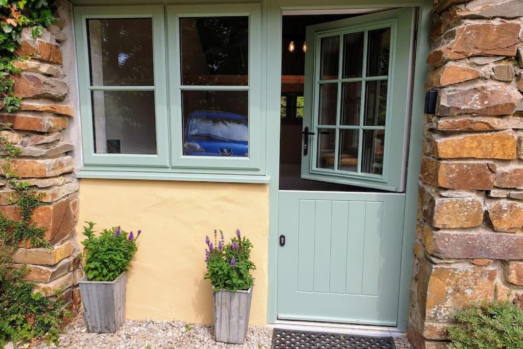 The Bothy Near Tenby, Big Projector Screen, Four-Poster Bed, On-Site Hot Tub Access Via Spa Pack, Breakfast Extérieur photo