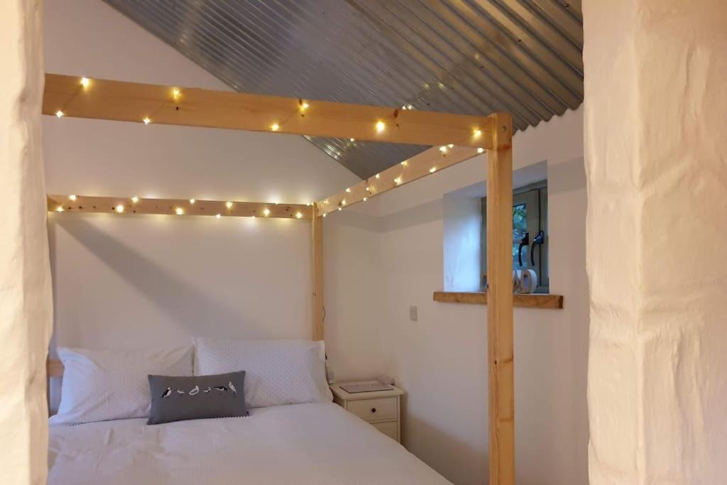 The Bothy Near Tenby, Big Projector Screen, Four-Poster Bed, On-Site Hot Tub Access Via Spa Pack, Breakfast Extérieur photo