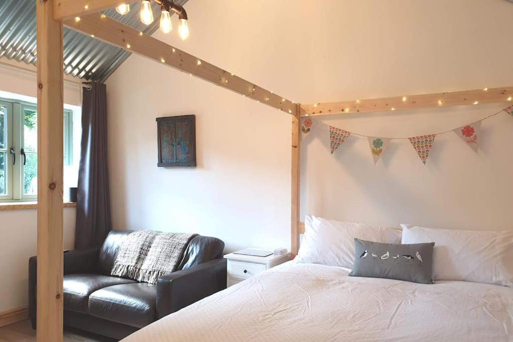 The Bothy Near Tenby, Big Projector Screen, Four-Poster Bed, On-Site Hot Tub Access Via Spa Pack, Breakfast Extérieur photo