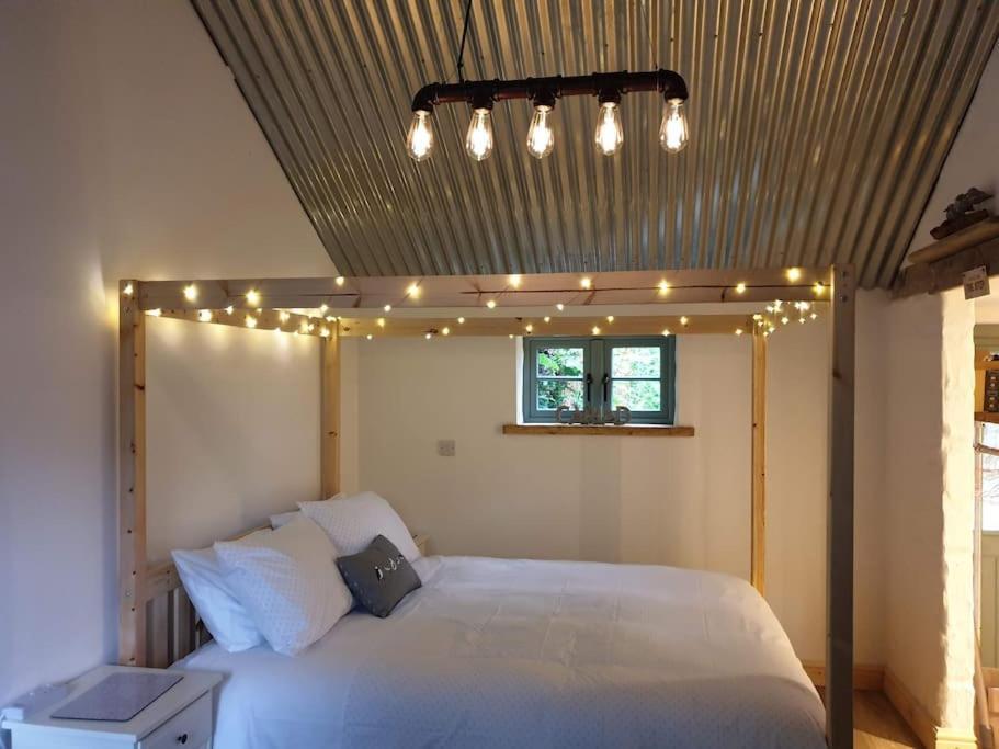 The Bothy Near Tenby, Big Projector Screen, Four-Poster Bed, On-Site Hot Tub Access Via Spa Pack, Breakfast Extérieur photo