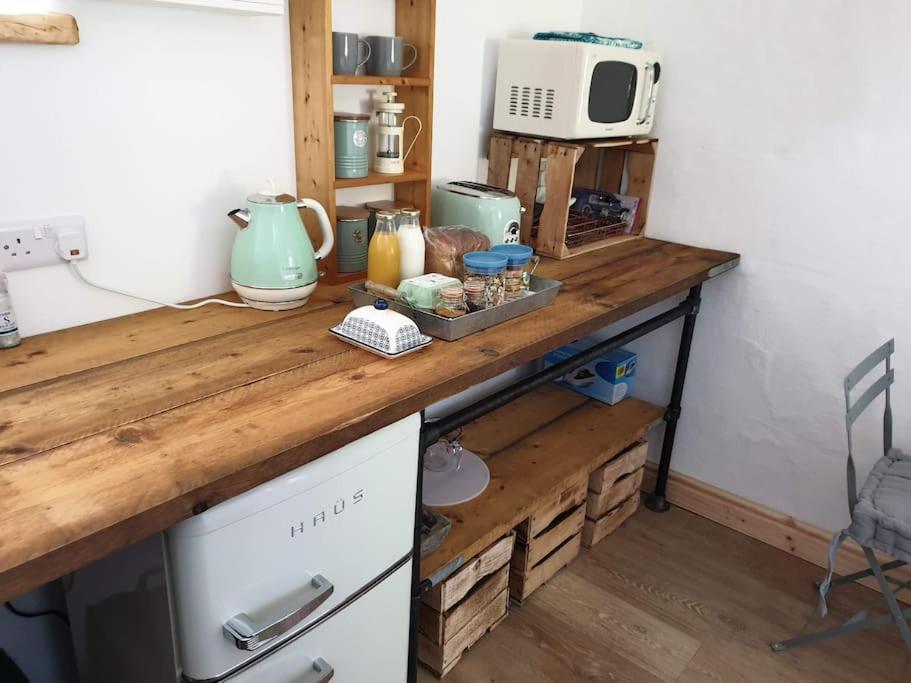 The Bothy Near Tenby, Big Projector Screen, Four-Poster Bed, On-Site Hot Tub Access Via Spa Pack, Breakfast Extérieur photo